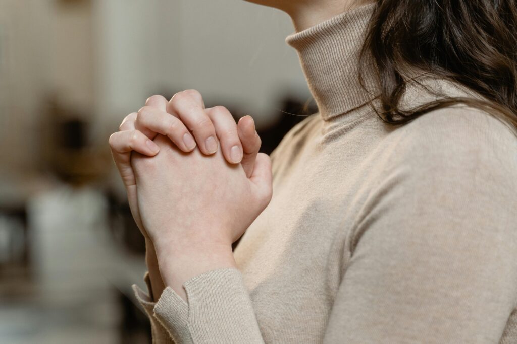 Christian woman praying while dating as a Christian
